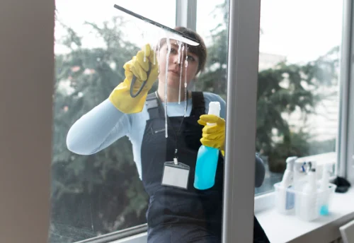 Nettoyage de vitres intérieures et extérieures à Levier